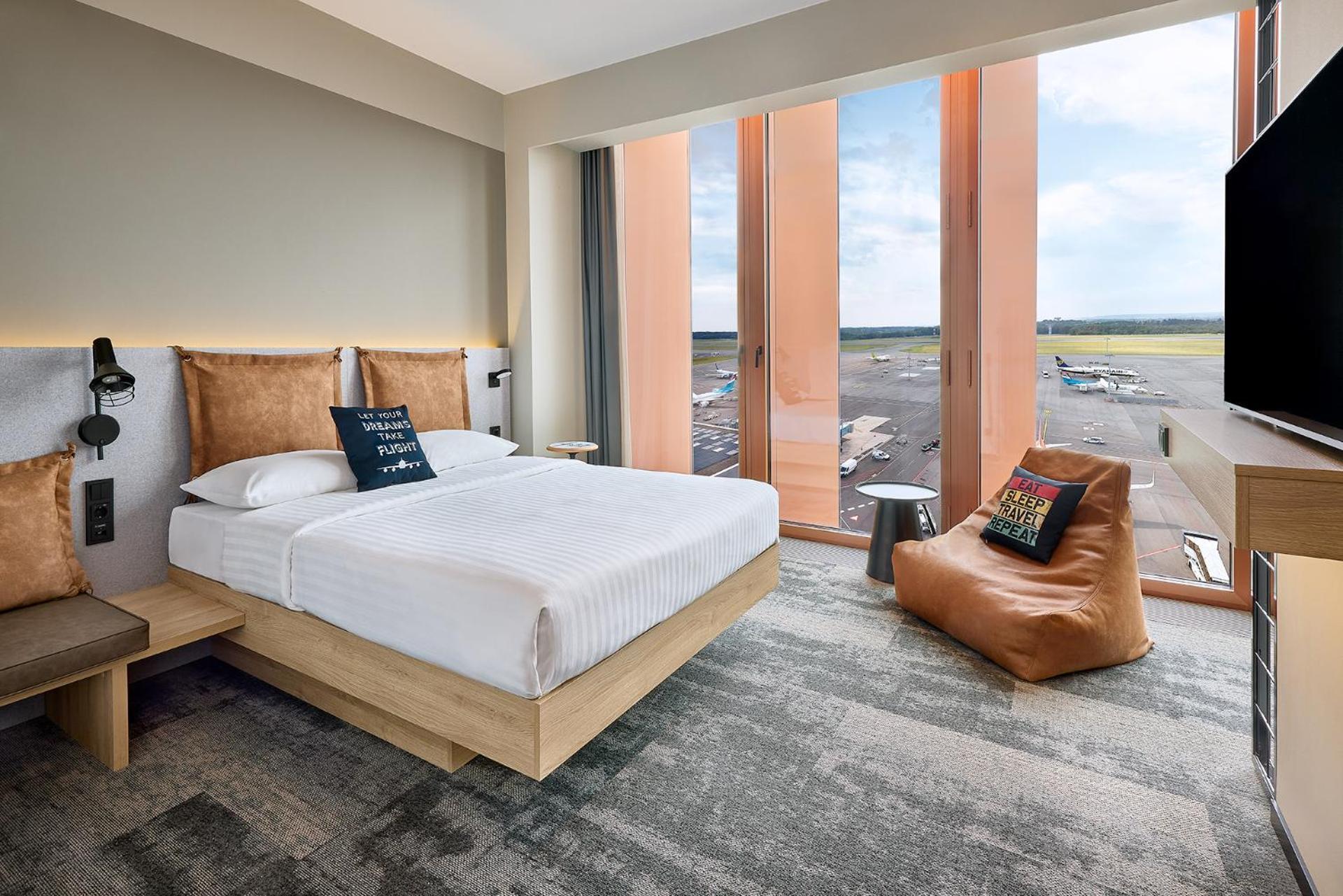Moxy Luxembourg Airport Hotel Niederanven Exterior foto