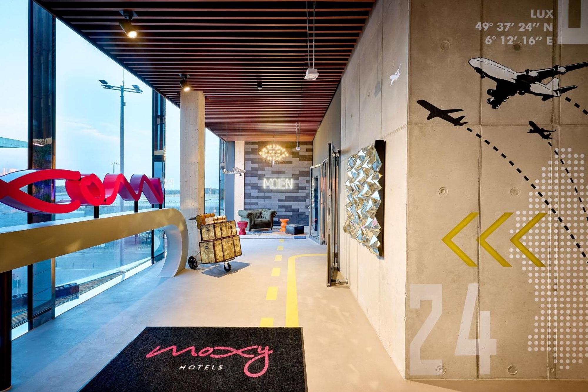Moxy Luxembourg Airport Hotel Niederanven Exterior foto